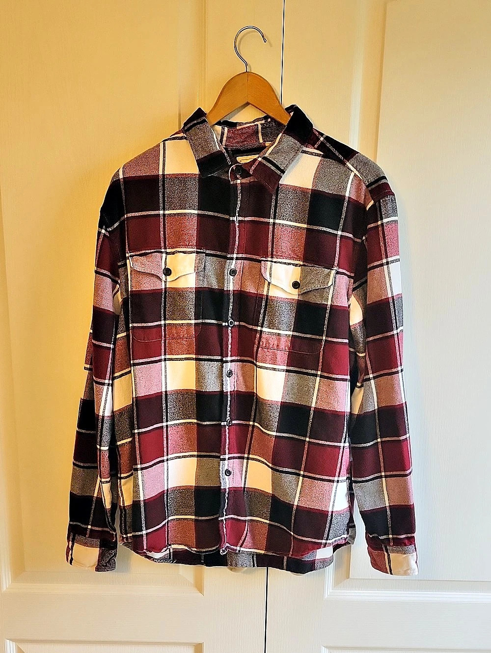 American Eagle Lg Men's Plaid Button Down in Red & Black